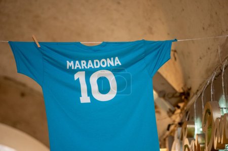 Foto de Sorrento, Italia: 2023 19 de noviembre: Camisa Napoli 1990 de Diego Armando Maradona en las calles turísticas de Sorrento en la provincia de Napoli, Italia en 2023. - Imagen libre de derechos