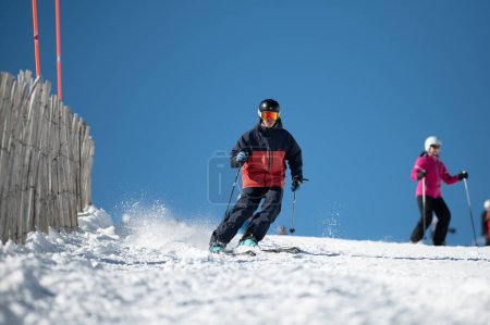 Foto de Grandvalira, Andorra: 2024 5 de febrero: Esquiador en las pistas de Grandvalira en Andorra en invierno 2024. - Imagen libre de derechos