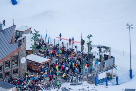 Foto de Grandvalira, Andorra: 2024 31 de enero: Gente bailando en el Apres Ski in Bar en la estación de esquí de Grandvalira en 2023. - Imagen libre de derechos