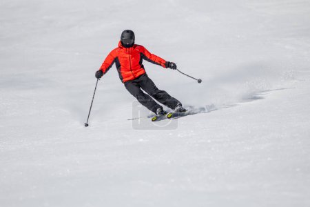 Foto de Grandvalira, Andorra: 2024 5 de febrero: Esquiador en las pistas de Grandvalira en Andorra en invierno 2024. - Imagen libre de derechos