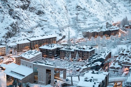 Paysage urbain de la ville touristique de Canillo en Andorre après une forte chute de neige en hiver.