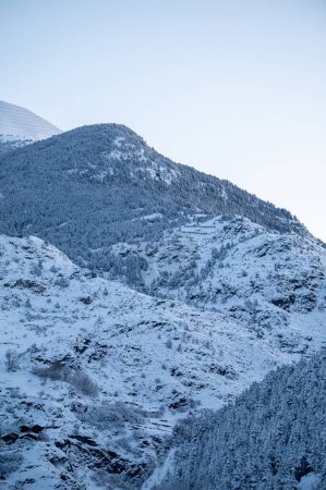 Berg in Canillo in Andorra nach starkem Schneefall im Winter.