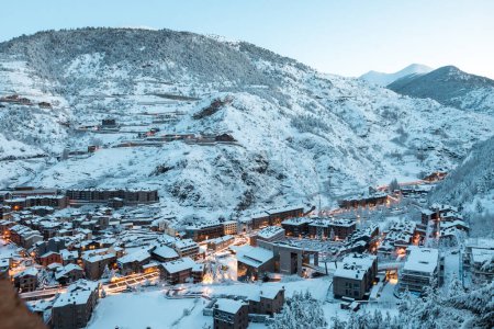 Stadtbild der Touristenstadt Canillo in Andorra nach starkem Schneefall im Winter.