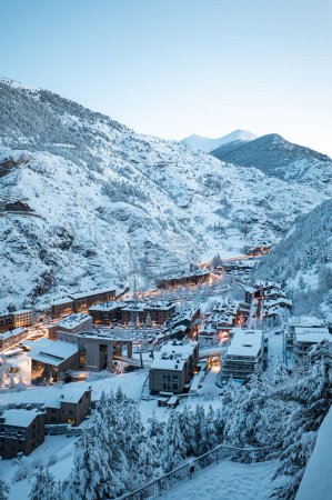 Stadtbild der Touristenstadt Canillo in Andorra nach starkem Schneefall im Winter.