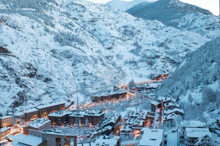Foto de Paisaje urbano de la ciudad turística de Canillo en Andorra tras una fuerte nevada en invierno. - Imagen libre de derechos