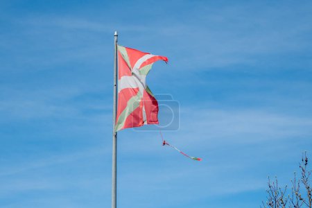 Foto de Ikurria, la bandera del País Vasco dañada por el tiempo en la ciudad pesquera y turística de Pasaia en la provincia de Guipúzcoa en marzo de 2024. - Imagen libre de derechos