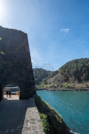 Foto de Pasaia, España: 2024 Marzo 24: Arco de Santa Ana en la ciudad pesquera y turística de Pasaia en la Provincia de Guipúzcoa en Marzo 2024. - Imagen libre de derechos