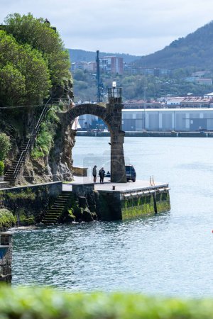 Foto de Pasaia, España: 2024 Marzo 24: Arco de Santa Ana en la ciudad pesquera y turística de Pasaia en la Provincia de Guipúzcoa en Marzo 2024. - Imagen libre de derechos