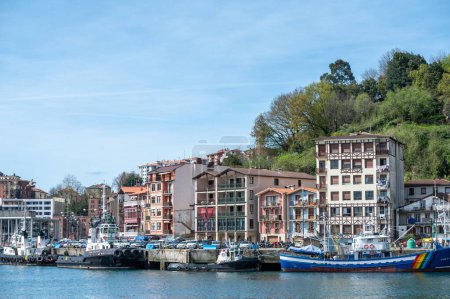 Foto de Pasaia, España: 2024 Marzo 24: Casas típicas en la ciudad pesquera y turística de Pasaia en la Provincia de Guipúzcoa en Marzo 2024. - Imagen libre de derechos