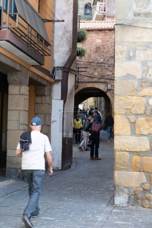 Foto de Pasaia, España: 2024 Marzo 24: Gente caminando por la ciudad pesquera y turística de Pasaia en la Provincia de Guipúzcoa en Marzo 2024. - Imagen libre de derechos