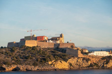 Paysage urbain du château Dalt Vila à Ibiza au lever du soleil depuis le ferry.