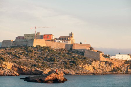 Paysage urbain du château Dalt Vila à Ibiza au lever du soleil depuis le ferry.