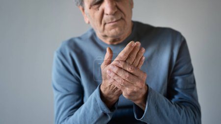 Téléchargez les photos : Vieil homme souffrant d'arthrite à la main - en image libre de droit