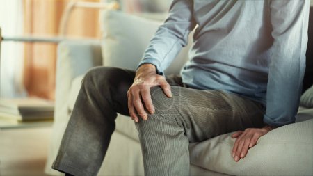 Téléchargez les photos : Vieil homme souffrant de douleurs au genou - en image libre de droit