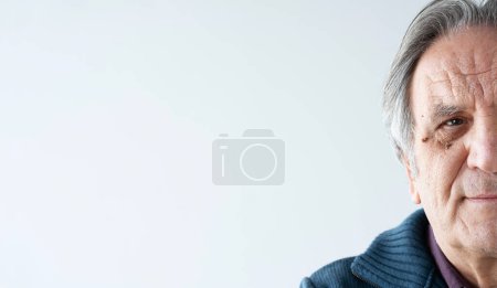 Téléchargez les photos : Portrait of senior man looking at the camera - en image libre de droit