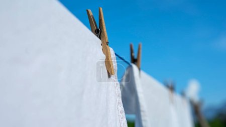 Foto de Ropa que cuelga para secar en una línea de lavandería - Imagen libre de derechos