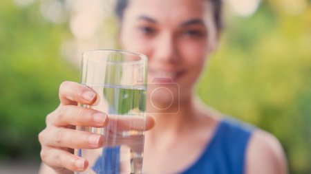 Téléchargez les photos : Jeune femme boire un verre d'eau - en image libre de droit