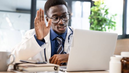 Téléchargez les photos : Le médecin parle au patient sur ordinateur - en image libre de droit