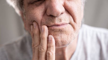 Téléchargez les photos : Portrait de vieil homme avec mal de dents - en image libre de droit