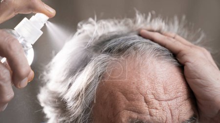 Téléchargez les photos : Le vieil homme prend soin de ses cheveux - en image libre de droit