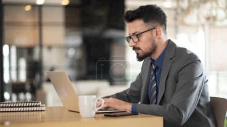Téléchargez les photos : Homme d'affaires travaillant sur l'ordinateur - en image libre de droit