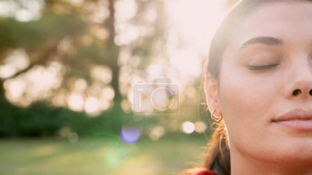 Téléchargez les photos : Femme détendue respirant l'air frais à l'extérieur - en image libre de droit