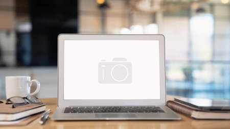 Téléchargez les photos : Ordinateur portable avec écran blanc sur le bureau - en image libre de droit