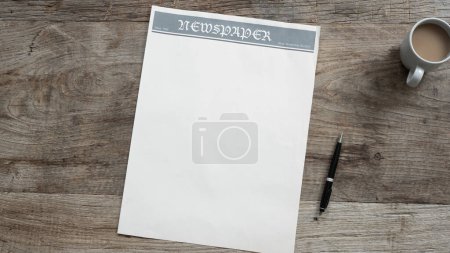 Téléchargez les photos : Journal sur le bureau en bois - en image libre de droit