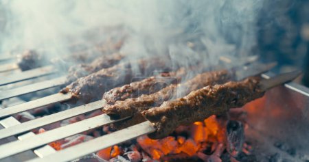Téléchargez les photos : Cuisson Adana kebab sur le barbecue - en image libre de droit