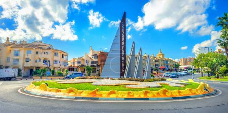Téléchargez les photos : BENALMADENA, ESPAGNE - 29 OCTOBRE 2016 : Sculpture de route avec voiles décoratives sur rond-point. Paysage urbain panoramique. Province de Malaga, Andalousie, Spai - en image libre de droit