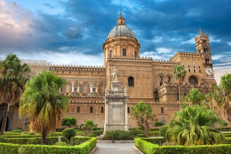 Téléchargez les photos : Vue de la cathédrale de Palerme (Duomo di Palermo). Palerme, Sicile, Italie - en image libre de droit