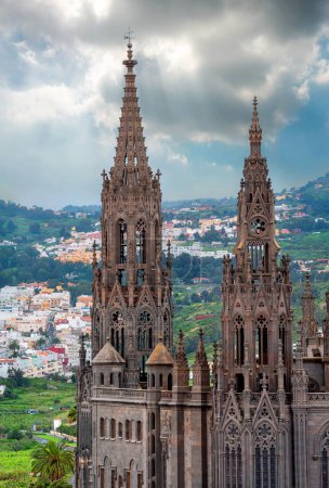 Foto de Vista de la iglesia gótica medieval de San Juan Bautista en Arucas, Gran Canaria, Islas Canarias, España - Imagen libre de derechos