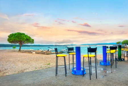 Foto de Paisaje con playa y cafetería al aire libre costera en la ciudad de Crikvenica. Bahía de Kvarner, Croacia - Imagen libre de derechos