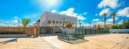 Téléchargez les photos : Vue panoramique de la place et du mausolée du roi Mohammed V situé sur le côté opposé de la tour Hassan à Rabat. Maroc - en image libre de droit