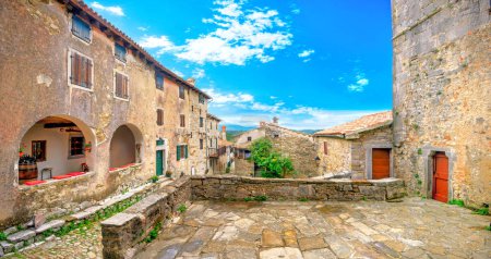 Téléchargez les photos : Vue panoramique de la cour pittoresque avec des maisons médiévales à Hum. La plus petite ville du monde. Istrie, Croatie - en image libre de droit