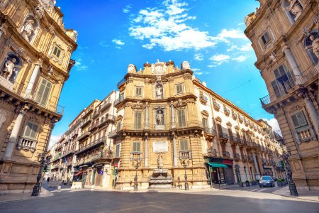Paisaje urbano con edificios históricos y calles cruzadas en la plaza Quattro Canti (cuatro esquinas) en Palermo, Sicilia, Italia