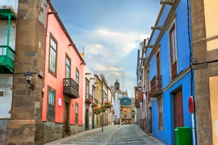 Foto de Pequeña calle peatonal empedrada con fachadas coloridas de casas en el casco antiguo de Vegueta. Las Palmas, Gran Canaria, España - Imagen libre de derechos