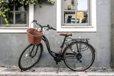 Téléchargez les photos : Vélo rétro sur le vieux fond mural. Cycle vintage pour mode de vie urbain concept. Photo de haute qualité - en image libre de droit