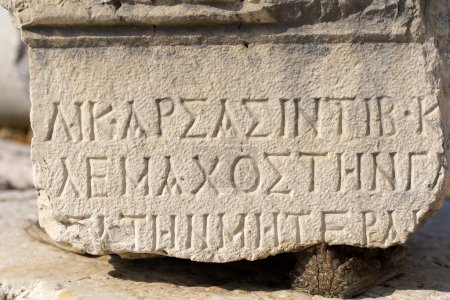 Foto de Inscripciones griegas antiguas talladas en la piedra de las ruinas antiguas de una ciudad griega antigua. Foto de alta calidad - Imagen libre de derechos