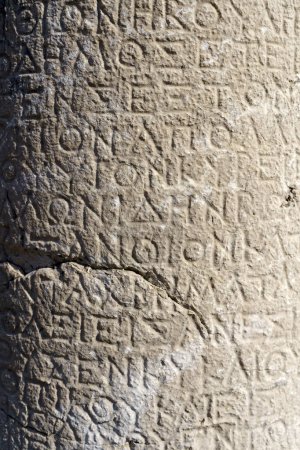 Foto de Inscripciones griegas antiguas talladas en la piedra de las ruinas antiguas de una ciudad griega antigua. Foto de alta calidad - Imagen libre de derechos
