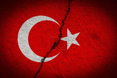 Foto de Bandera turca con grieta terremoto. Concepto de tragedia en Turquía. ilustración de alta calidad - Imagen libre de derechos