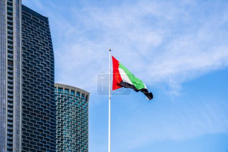 Foto de Bandera de los Emiratos Árabes Unidos en el fondo del cielo en Dubai. Emiratos Árabes, Golfo Pérsico. Foto de alta calidad - Imagen libre de derechos