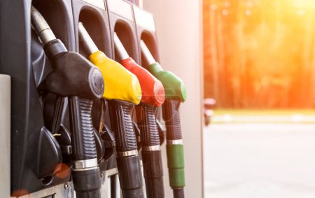 Tankstelle. Pistolen mit Benzin- und Dieselkraftstoff an einer Autotankstelle. Ölgeschäft und Transportkosten. Hochwertiges Foto