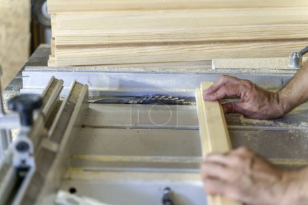 Ein Tischler, der in einer Tischlerei mit Holz arbeitet. Möbelherstellung. Hochwertiges Foto