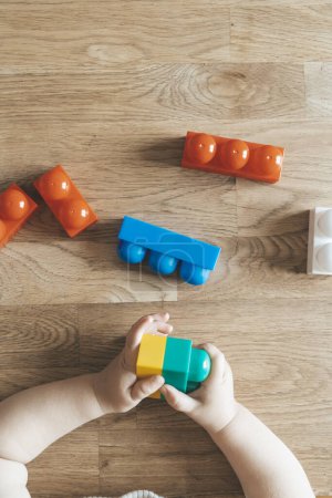 Foto de Desarrollo infantil. Montessori bloques de juguetes y un niño, un bebé jugando. Desarrollo temprano, jardín de infantes, concepto de infancia. Foto de alta calidad - Imagen libre de derechos