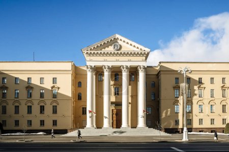Foto de Minsk, Belarús - 30 de enero de 2024: Edificio de la KGB en el centro de Minsk. Foto de alta calidad - Imagen libre de derechos