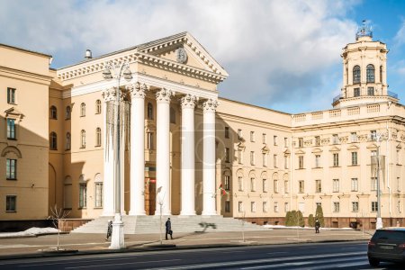 Foto de Minsk, Belarús - 30 de enero de 2024: Edificio de la KGB en el centro de Minsk. Foto de alta calidad - Imagen libre de derechos