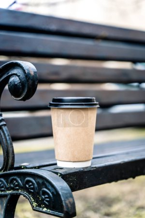 Foto de Una taza de café para llevar en un banco del parque. Foto de alta calidad - Imagen libre de derechos