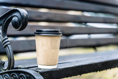 Foto de Una taza de café para llevar en un banco del parque. Foto de alta calidad - Imagen libre de derechos
