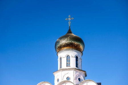 Iglesia ortodoxa cristiana rusa con cúpulas y una cruz contra el cielo. Ortodoxia Rusa y concepto de Fe Cristiana. .. Foto de alta calidad